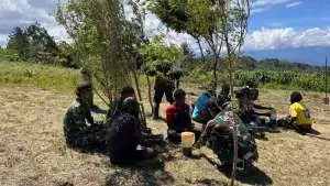 Satgas Pamtas Kewilayahan Yonif 645/GTY Bersama Masyarakat Eragayam Gelar Karya Bakti Bersihkan Lapangan Terbang