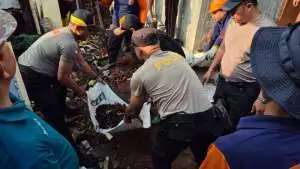 Polsek Banjarangkan Bersama Unsur Terkait Gotong Royong Bersihkan Puing Kebakaran di Negari