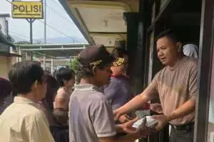 Polsek cigudeg, Jum'at Berkah membagikan paket Nasi, ayam gratis kepada masyarakat