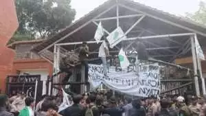 Demo di DPRD Banten, mahasiswa bentrok dengan aparat
