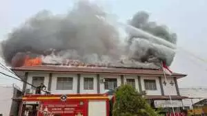 Tak terima razia ponsel, Kantor Lapas Merauke dibakar dan napi kabur