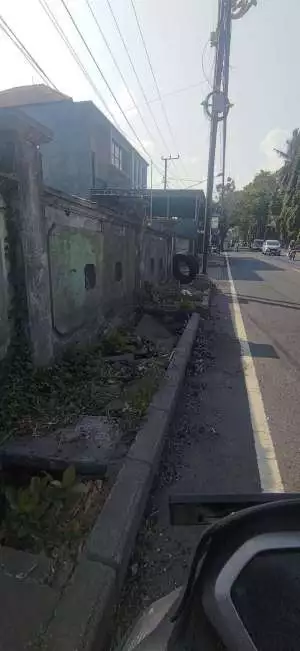 Trotoar Jalan A Yani Amlapura,Karangasen,Bali Rusak Parah, Warga Harapkan Perhatian Pemerintah