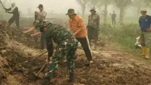 Pererat Kebersamaan, Satgas TMMD Bersama Warga Gotong Royong Pembuatan Drainase