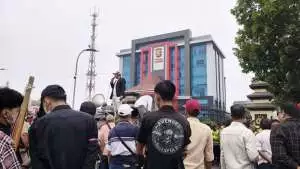 FASS Kepung Mapolda Sumsel, Desak Dirintelkam Mundur dan Usut Tuntas Dugaan Kekerasan terhadap Mahasiswa serta Jurnalis