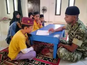 Di Sela Kegiatan TMMD, Anggota Satgas Ajarkan Anak-Anak Mengaji