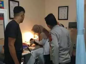 Di Sela Kegiatan TMMD, Anggota Satgas Ajarkan Anak-Anak Mengaji