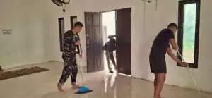 Wujud Kepedulian TNI, Satgas TMMD Kodim 1016/Plk Bantu Bersihkan Tempat Ibadah