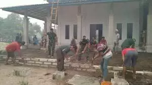 Tingkatkan Kenyamanan Warga Beribadah, Satgas TMMD Bantu Pembangunan Teras Mushola