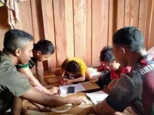 Wujud Kepedulian TNI, Satgas TMMD Kodim 1016/Plk Bantu Anak Belajar di Sela Perehaban RTLH